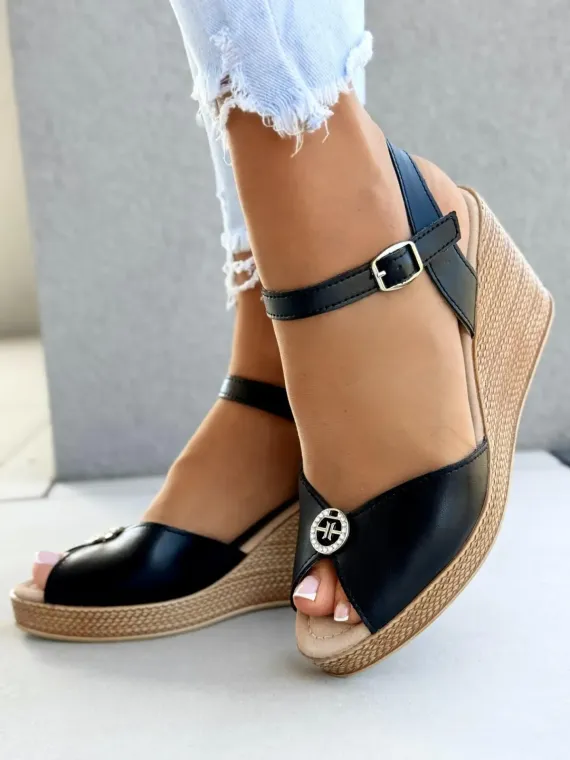 Sandałki na koturnie ze skóry naturalnej