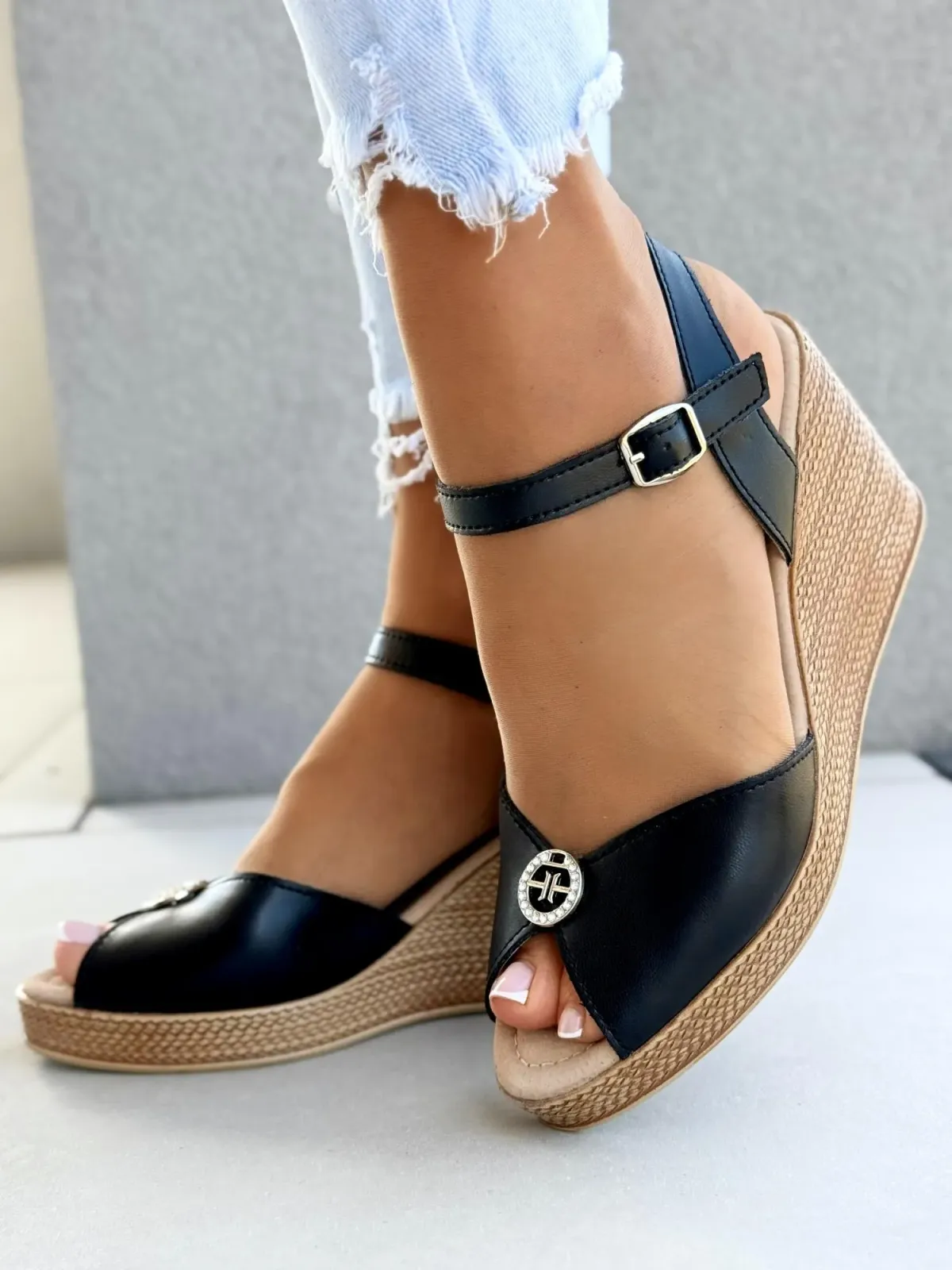 Sandałki na koturnie ze skóry naturalnej