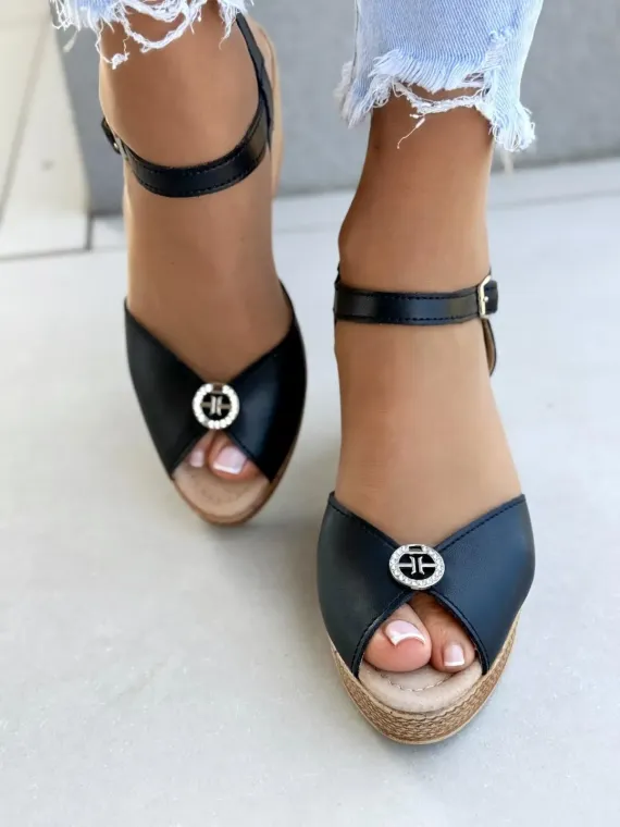 Sandałki na koturnie ze skóry naturalnej