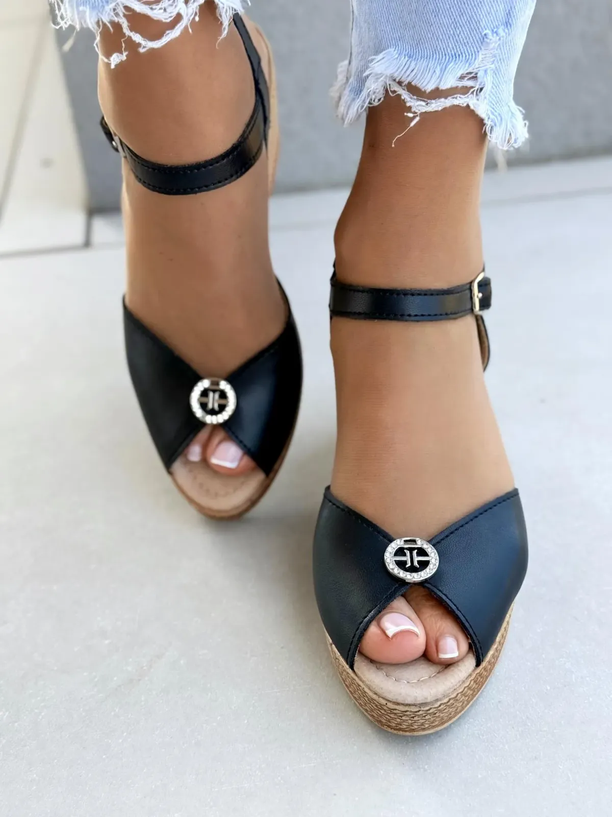 Sandałki na koturnie ze skóry naturalnej