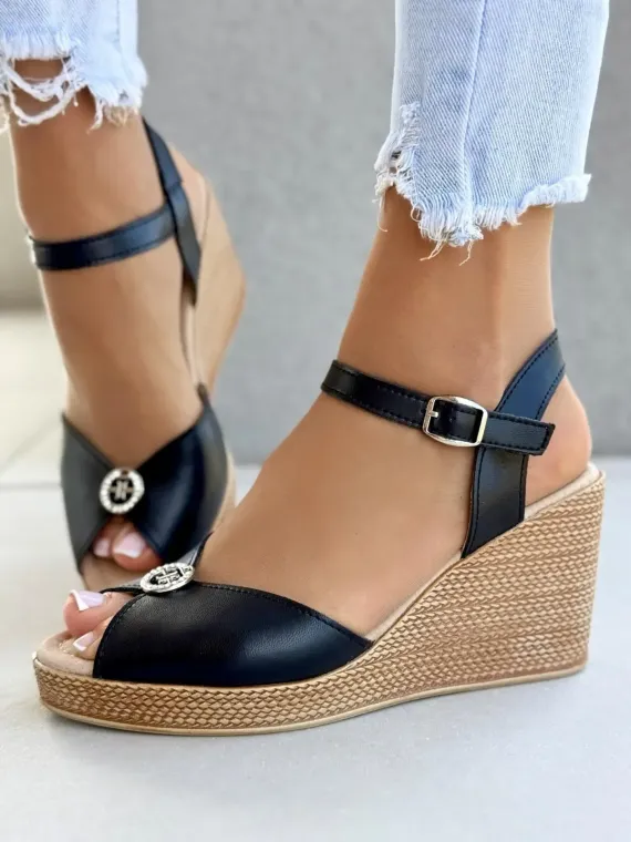 Sandałki na koturnie ze skóry naturalnej