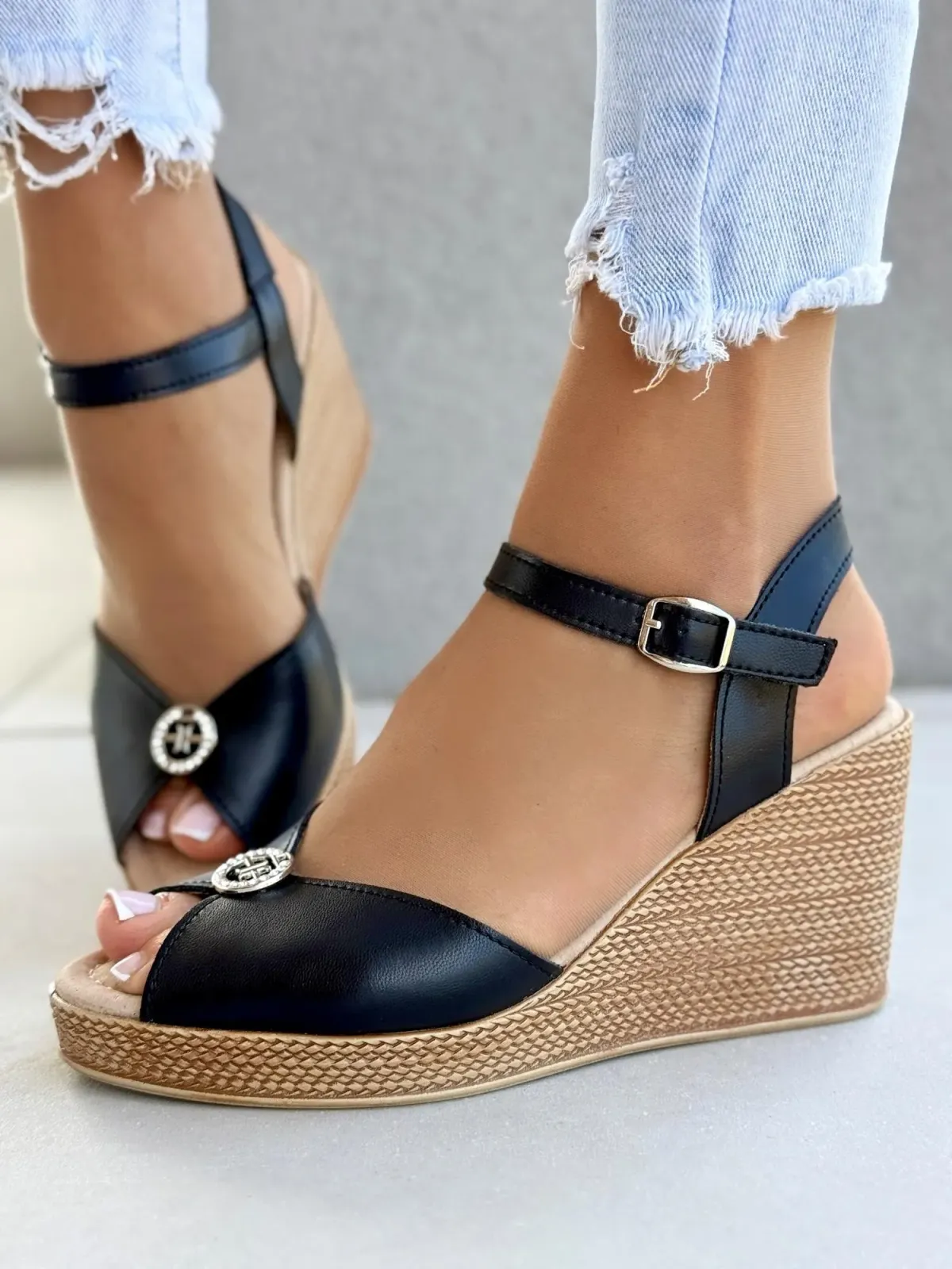 Sandałki na koturnie ze skóry naturalnej