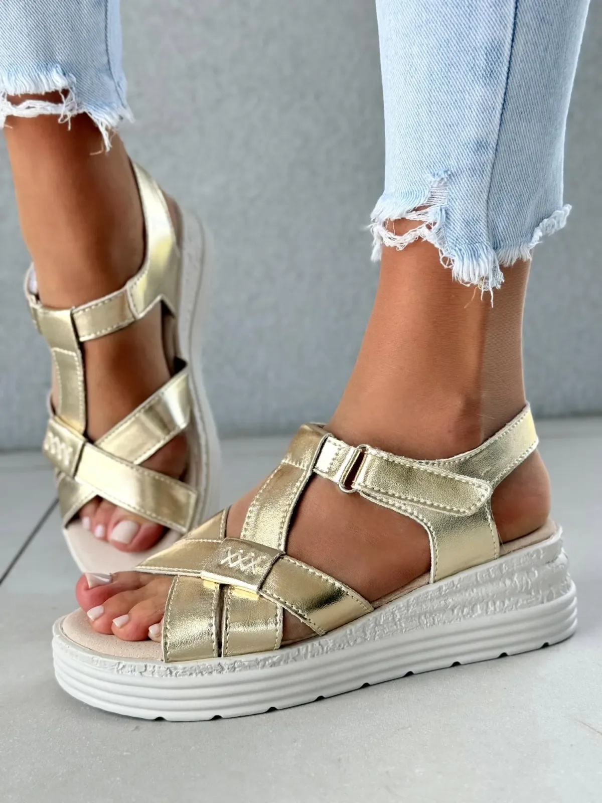 Złote sandały damskie ze skóry naturalnej