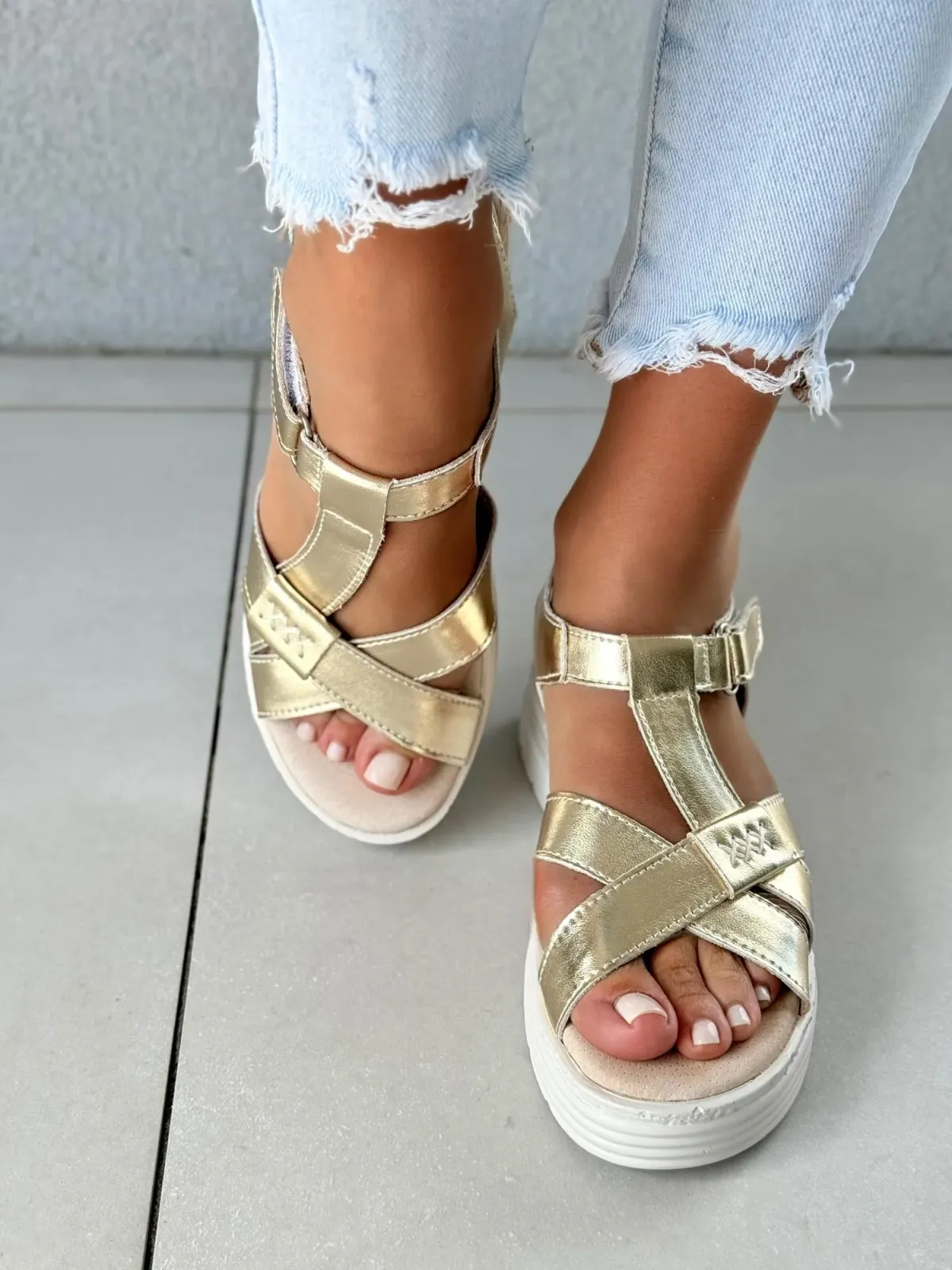 Złote sandały damskie ze skóry naturalnej