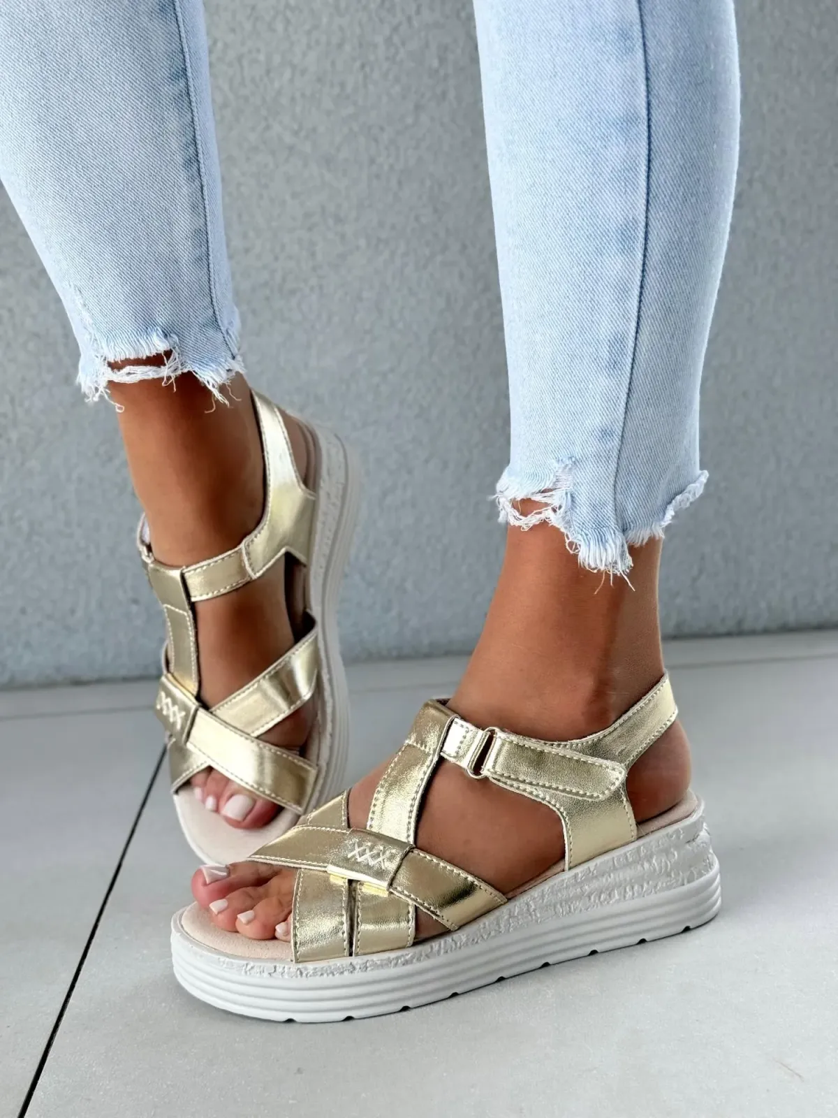 Złote sandały damskie ze skóry naturalnej