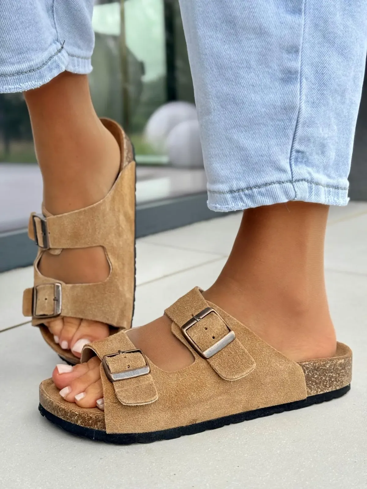 Modne i wygodne klapki damskie w kolorze camel ze skóry naturalnej