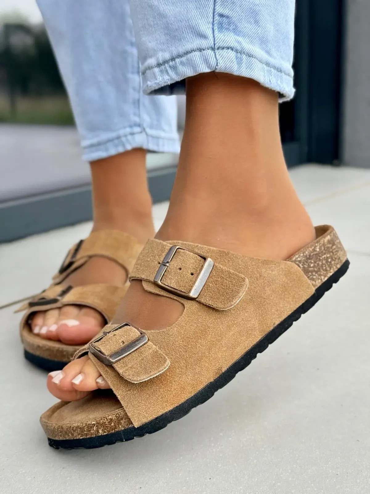 Modne i wygodne klapki damskie w kolorze camel ze skóry naturalnej