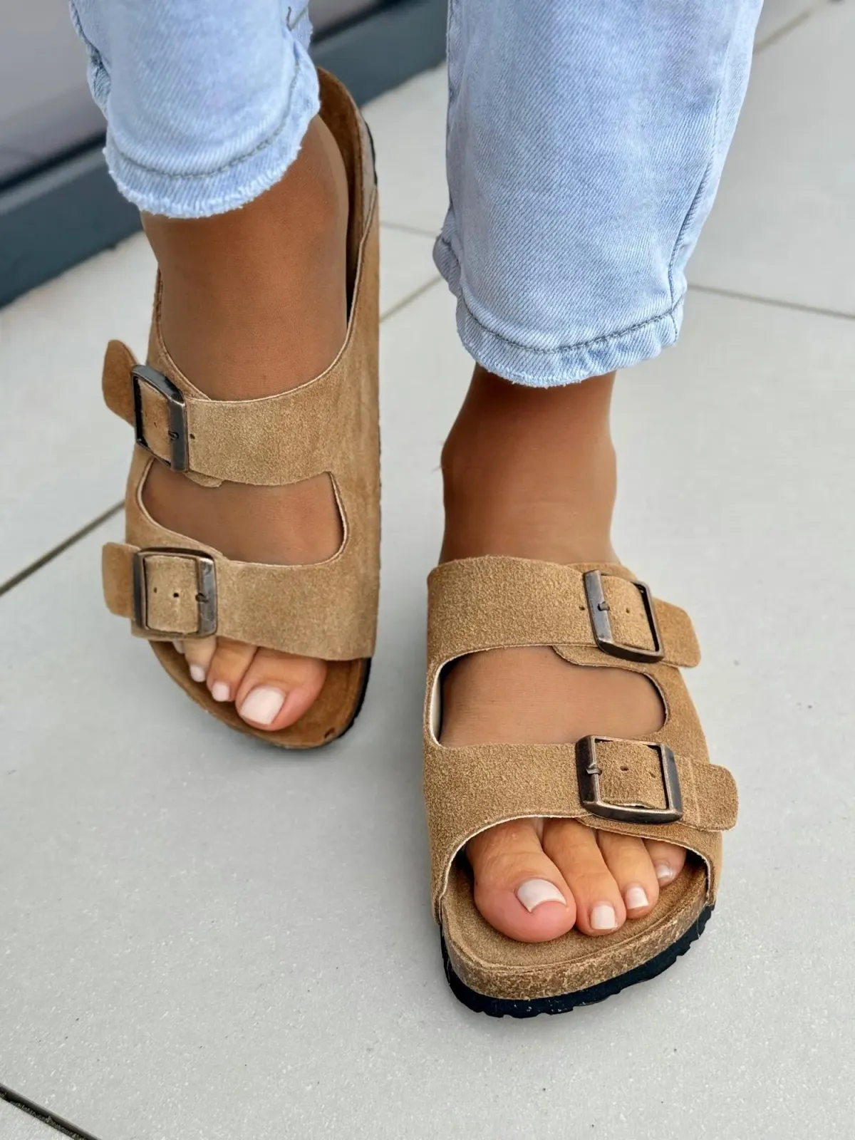 Modne i wygodne klapki damskie w kolorze camel ze skóry naturalnej