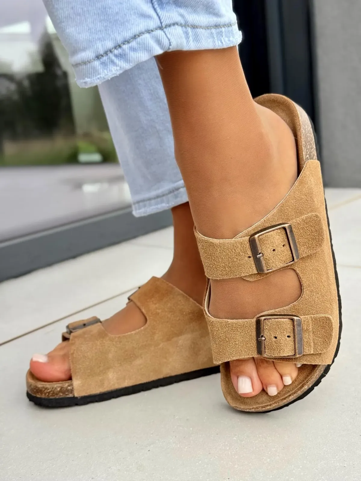 Modne i wygodne klapki damskie w kolorze camel ze skóry naturalnej