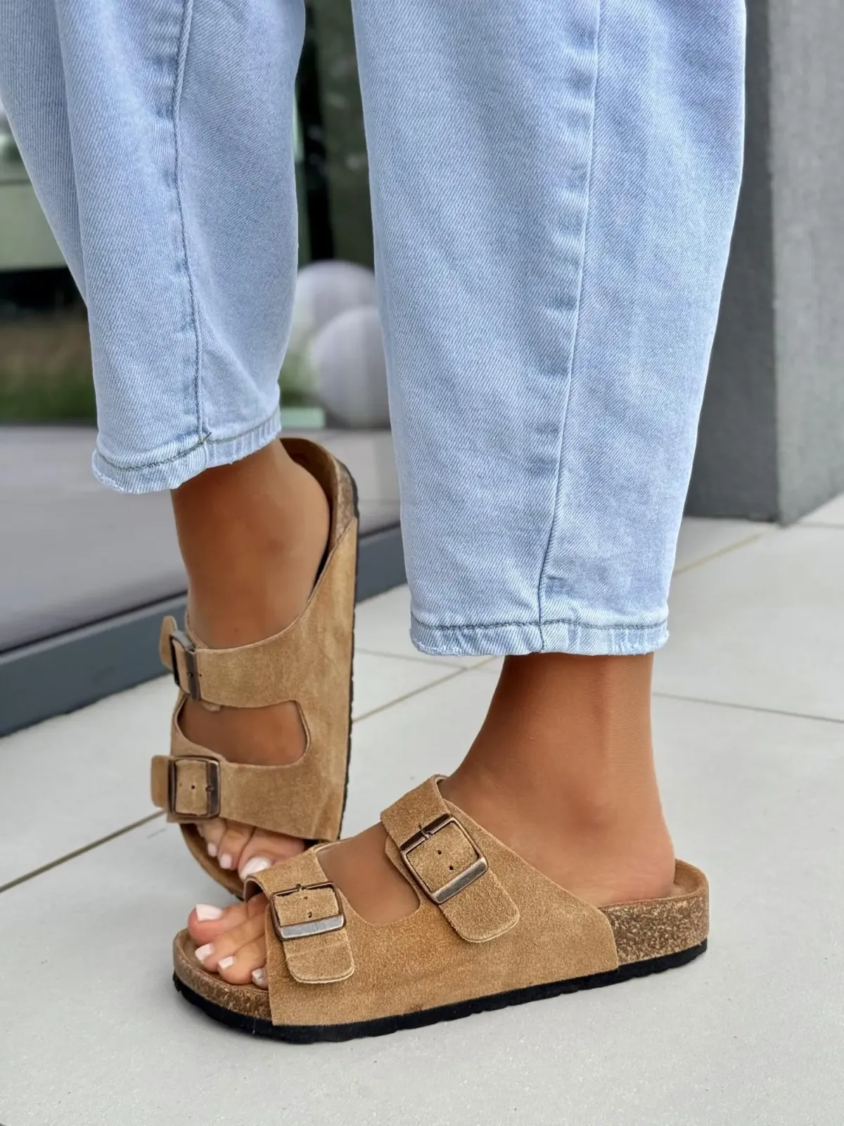 Modne i wygodne klapki damskie w kolorze camel ze skóry naturalnej