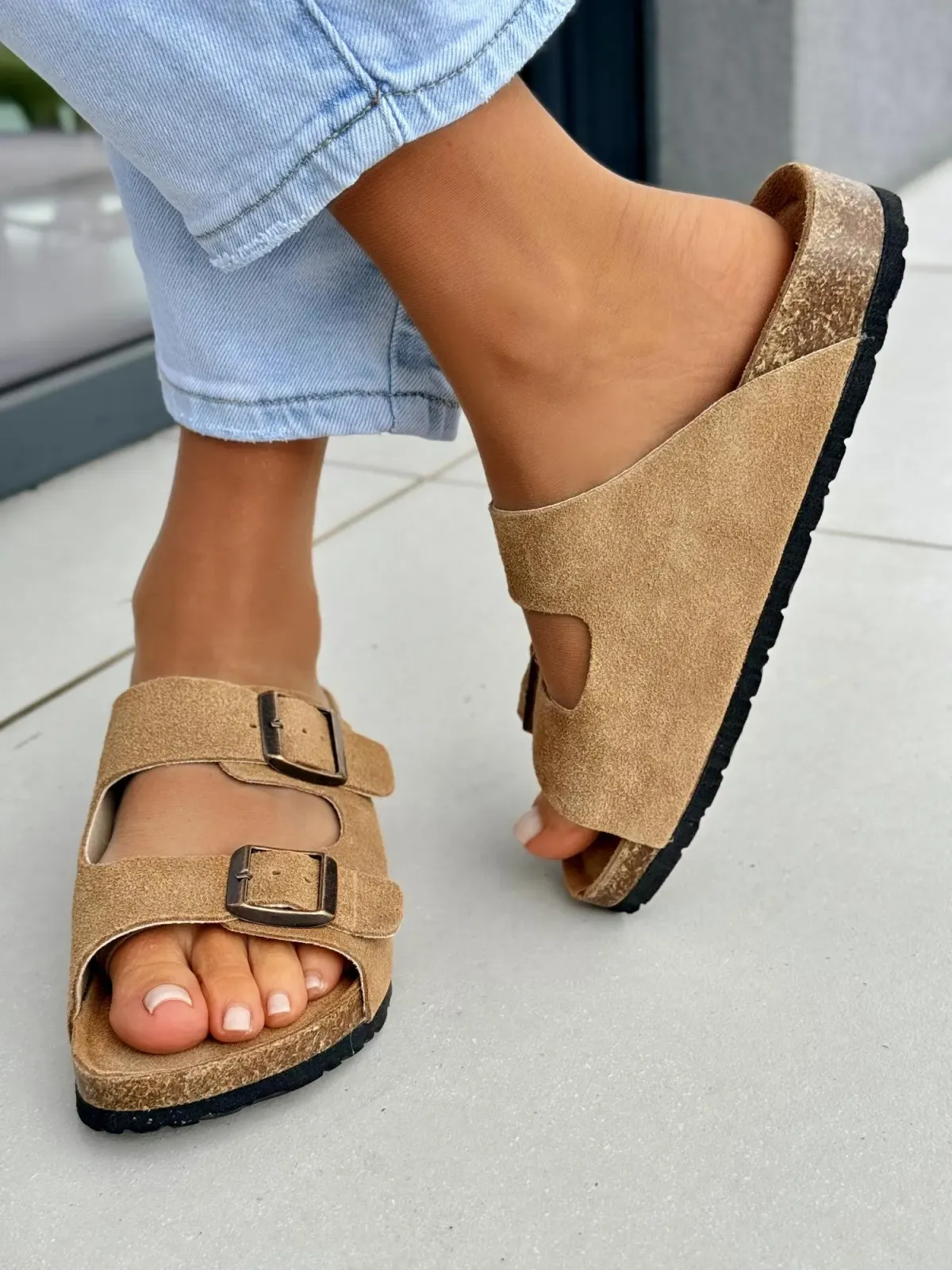 Modne i wygodne klapki damskie w kolorze camel ze skóry naturalnej