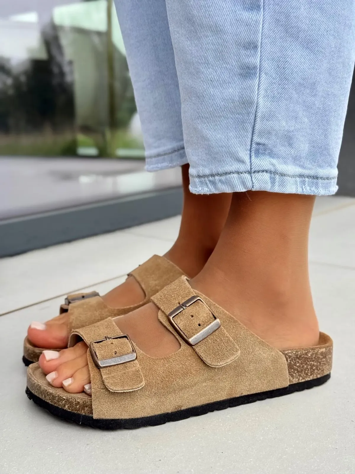 Modne i wygodne klapki damskie w kolorze camel ze skóry naturalnej