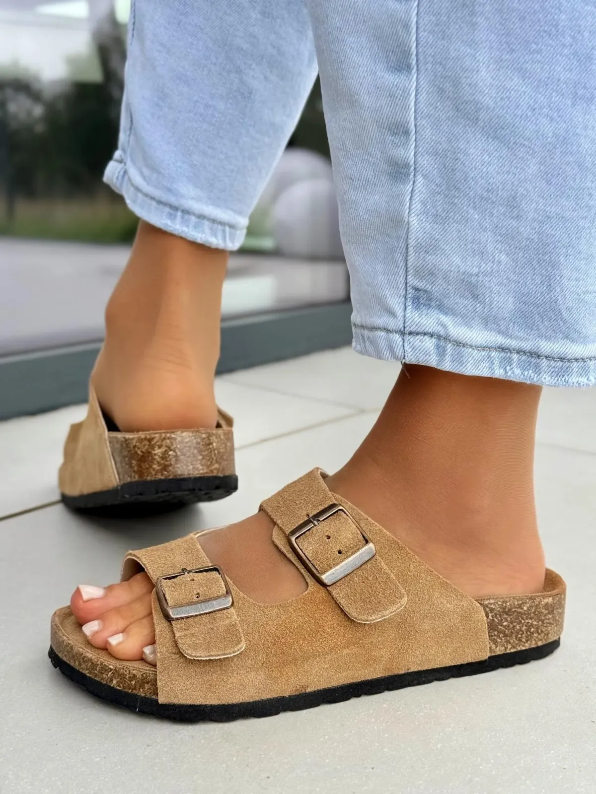 Modne i wygodne klapki damskie w kolorze camel ze skóry naturalnej