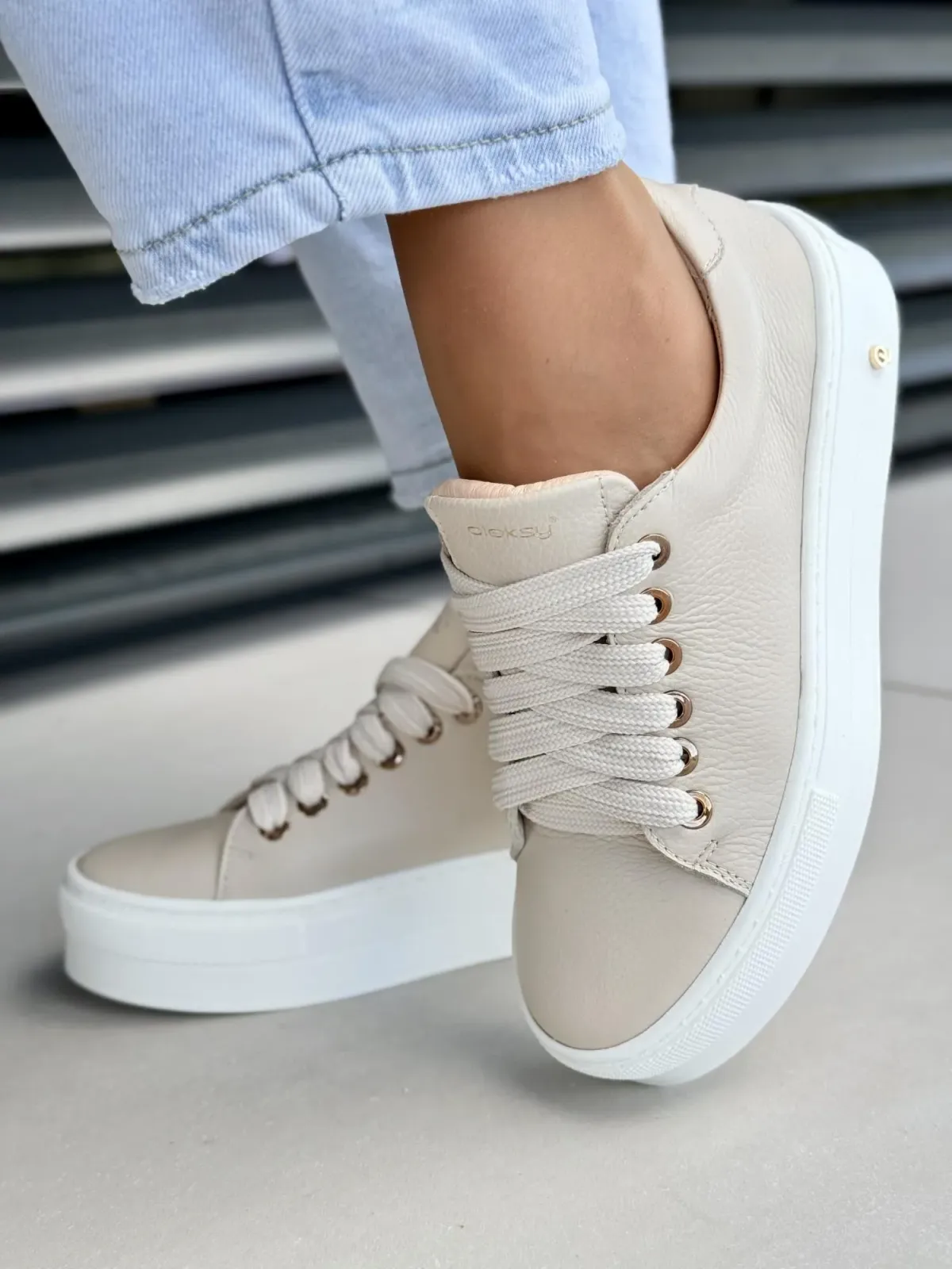 Beżowe sneakersy damskie ze skóry naturalnej casual OLEKSY