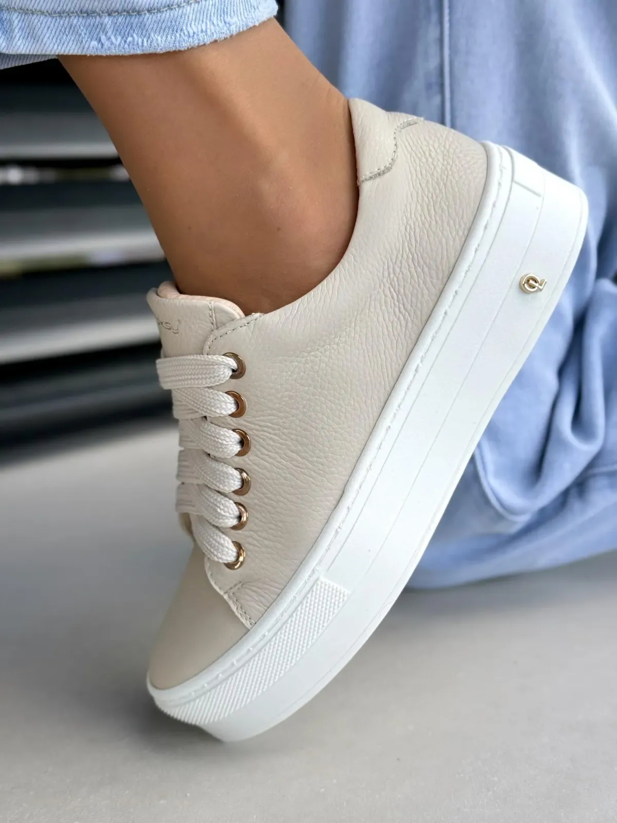 Beżowe sneakersy damskie ze skóry naturalnej casual OLEKSY