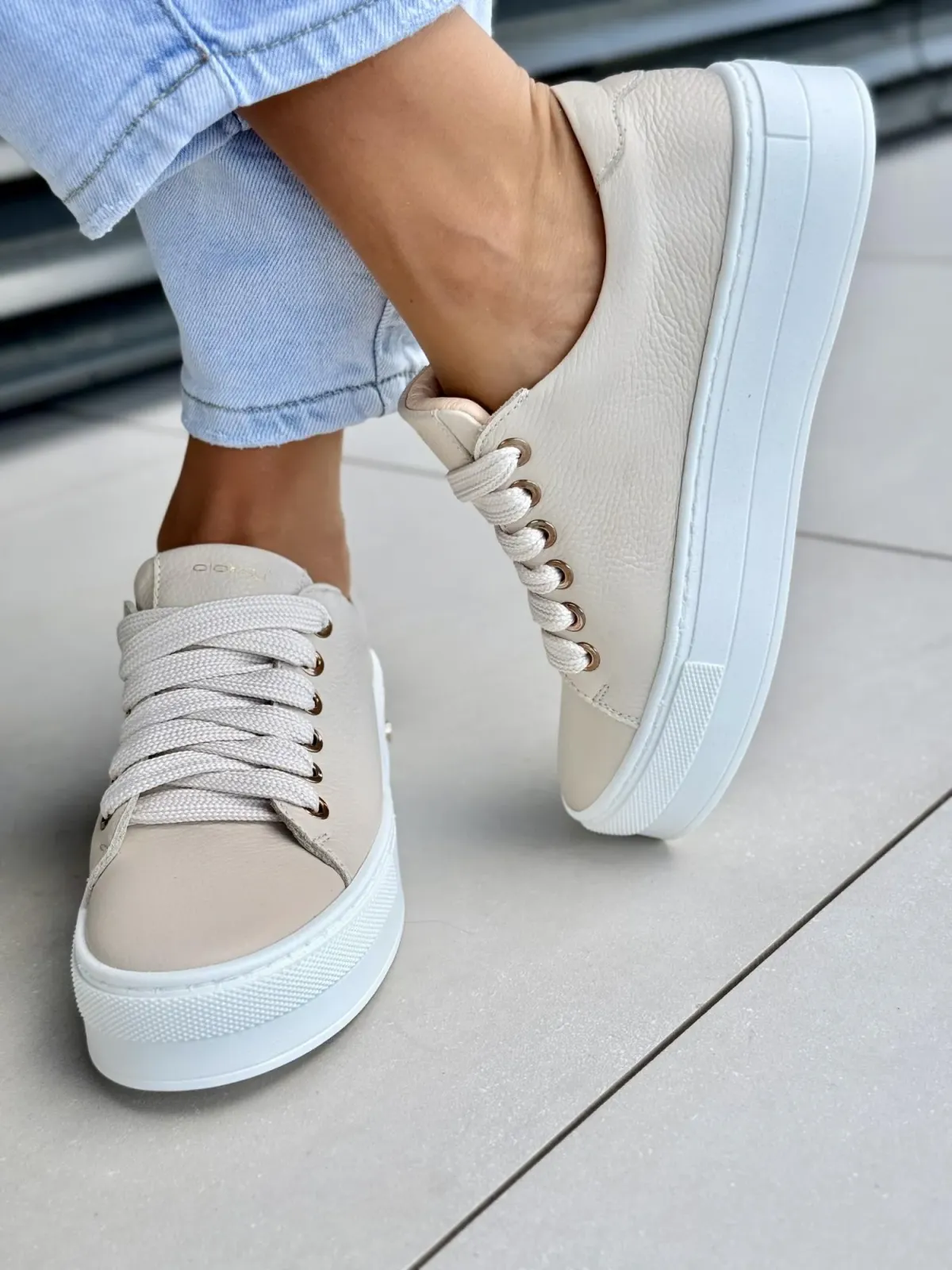 Beżowe sneakersy damskie ze skóry naturalnej casual OLEKSY