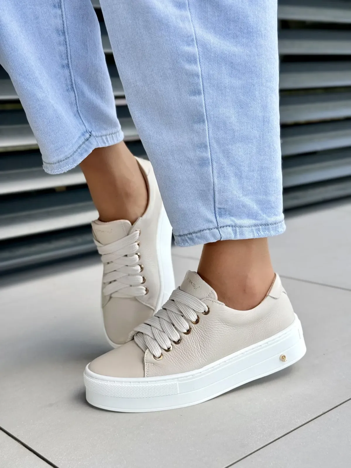 Beżowe sneakersy damskie ze skóry naturalnej casual OLEKSY