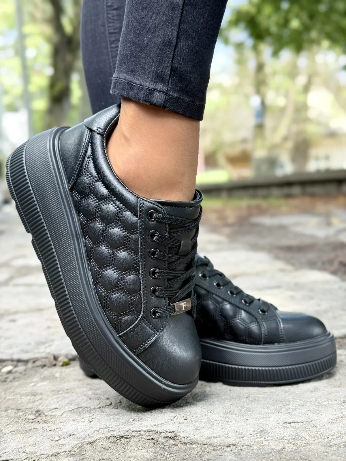 Sneakersy z Naturalnej Skóry – Komfort i Styl na Każdy Dzień