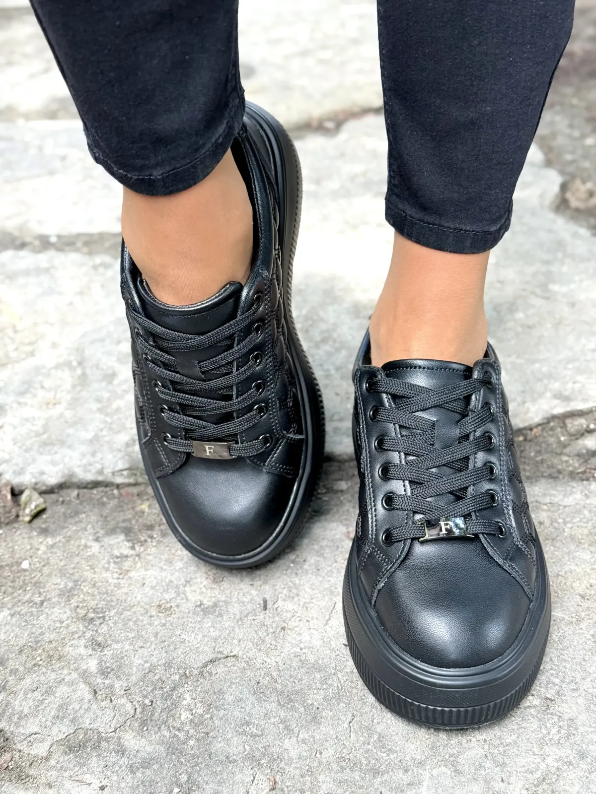 Sneakersy z Naturalnej Skóry – Komfort i Styl na Każdy Dzień