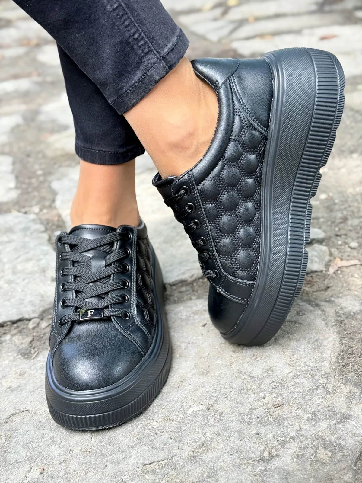 Sneakersy z Naturalnej Skóry – Komfort i Styl na Każdy Dzień