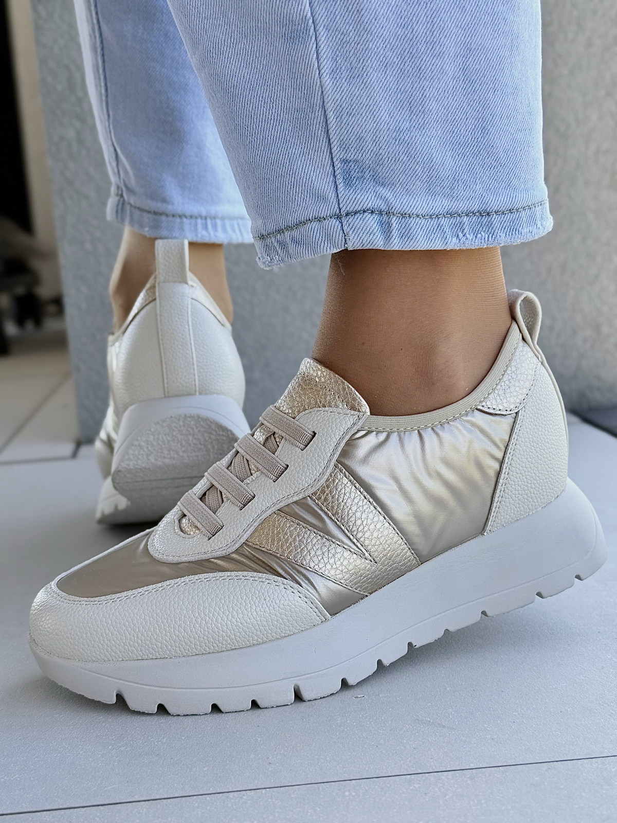 Złote Sneakersy, Złoty Standard