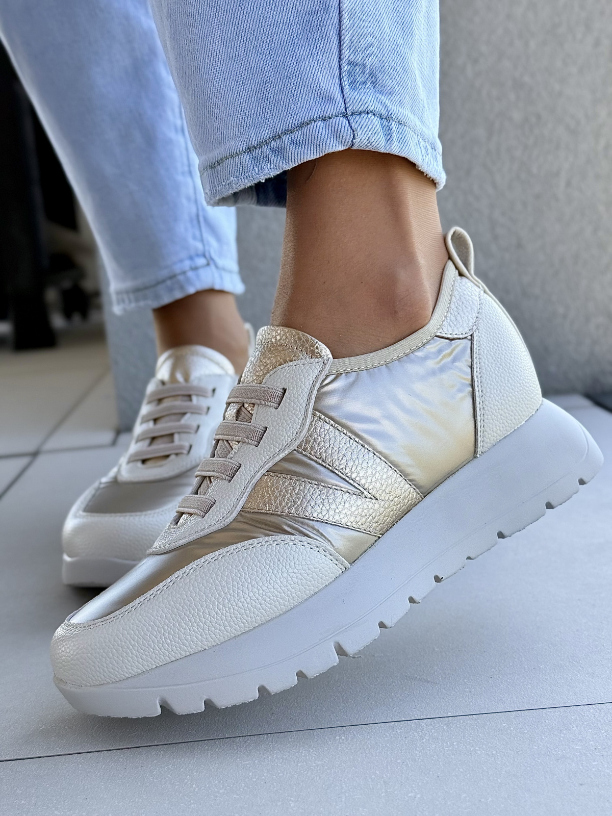 Złote Sneakersy, Złoty Standard