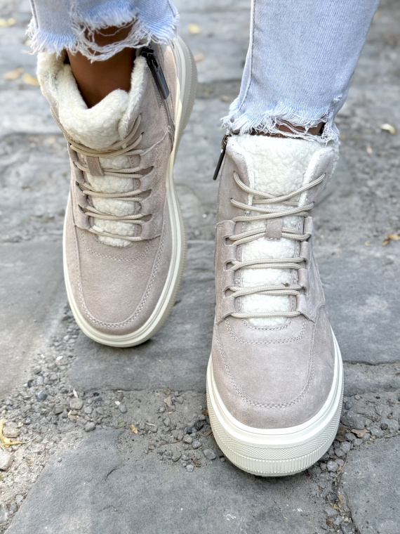 Śniegowce z Naturalnej Skóry – Ciepło i Styl na Zimę