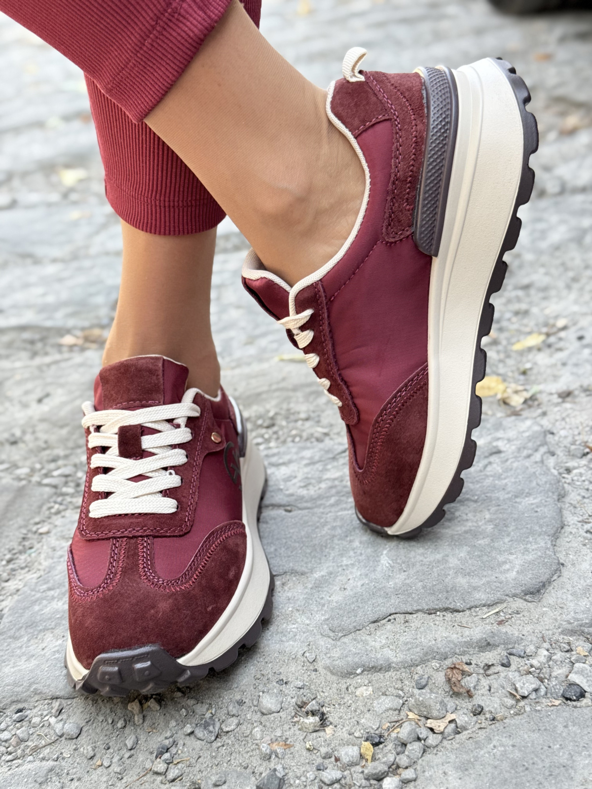 Damskie sneakersy ze skóry naturalnej – komfort i styl na każdy dzień