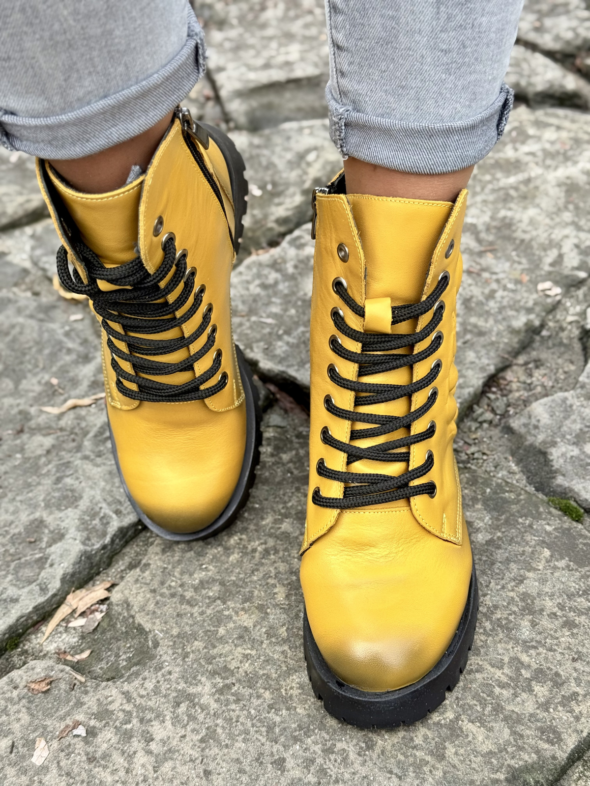 Żółte botki ze skóry naturalnej – komfort i styl