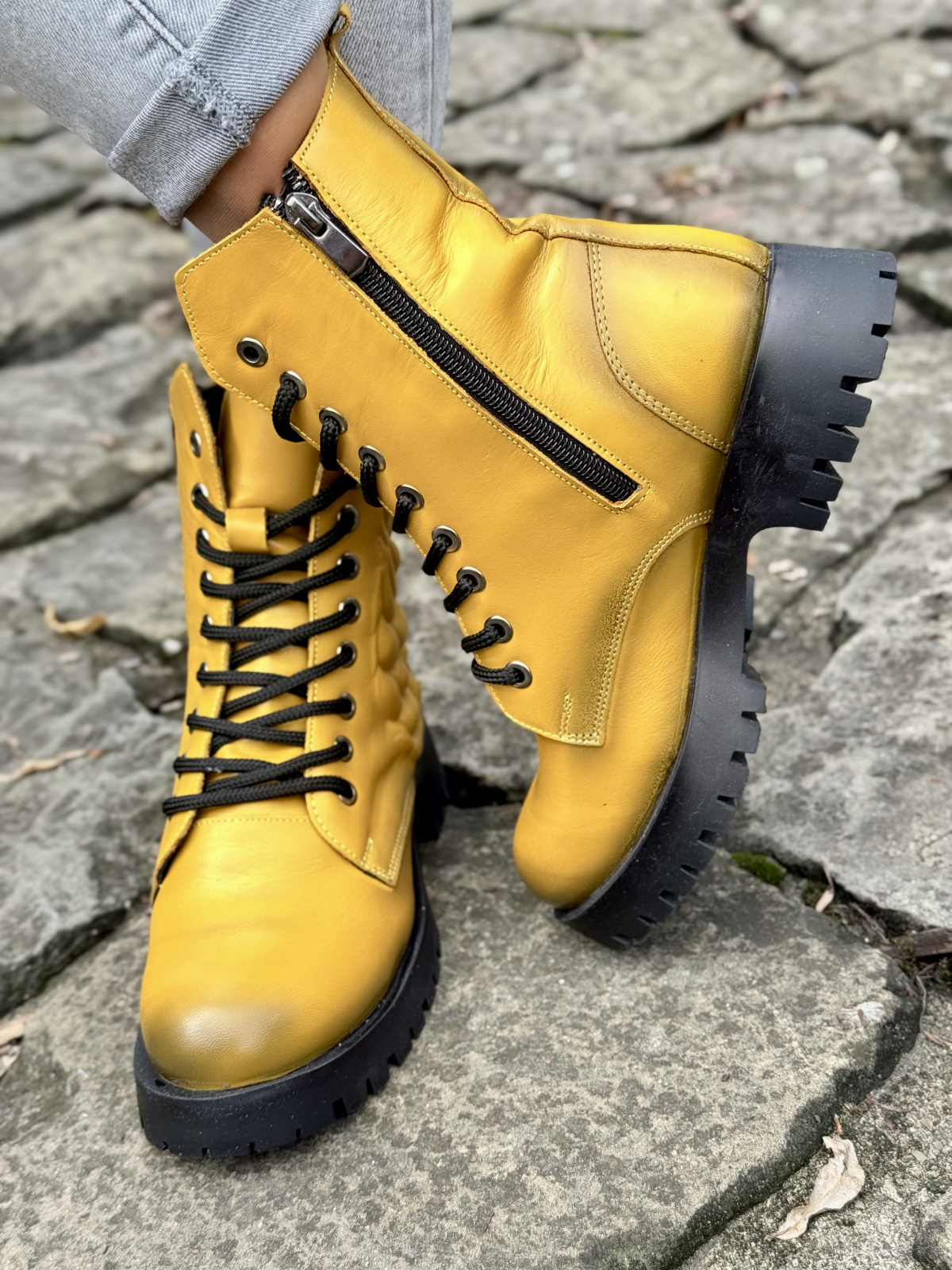 Żółte botki ze skóry naturalnej – komfort i styl