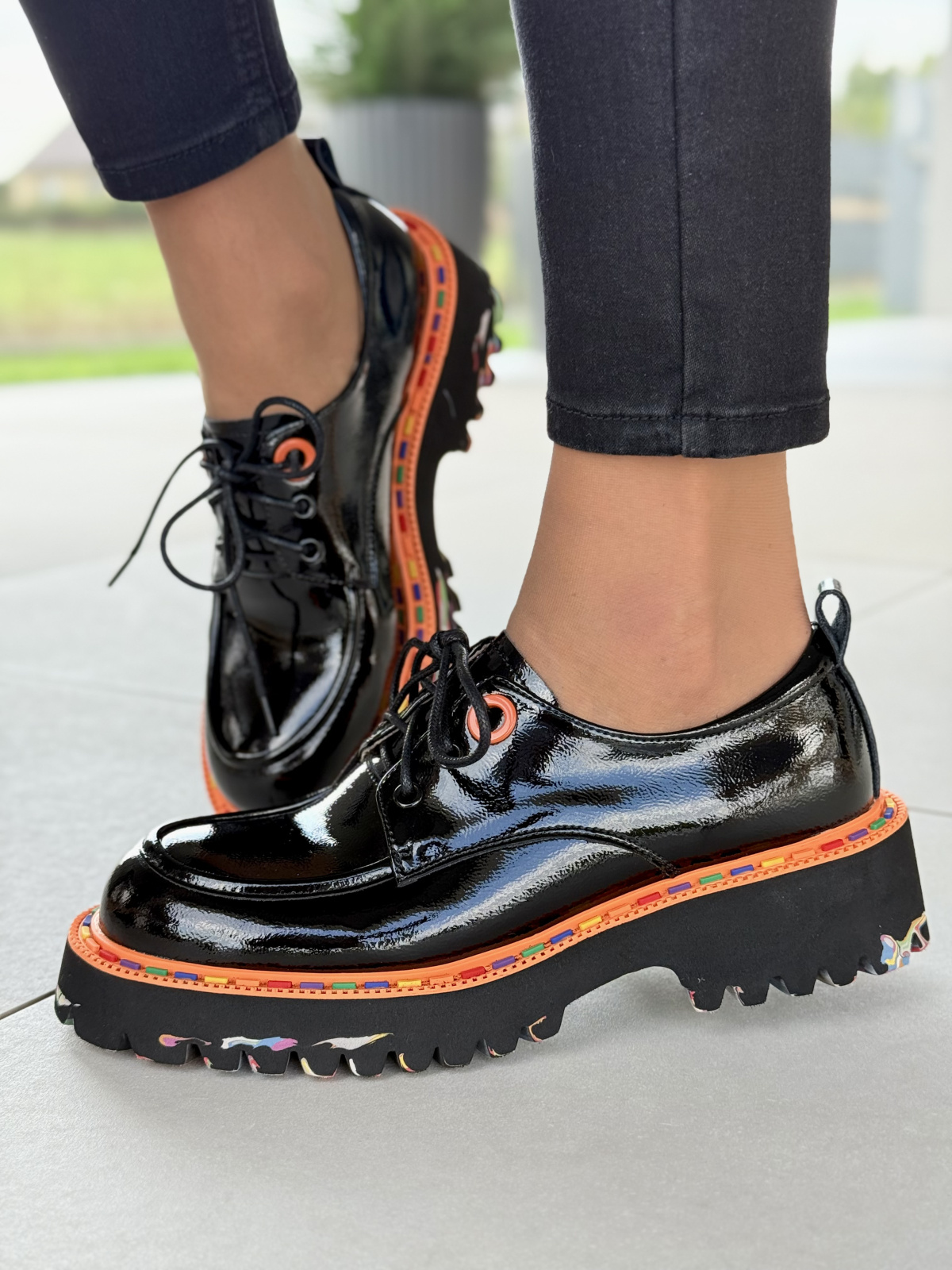 Damskie półbuty ze skóry naturalnej z kolorową podeszwą