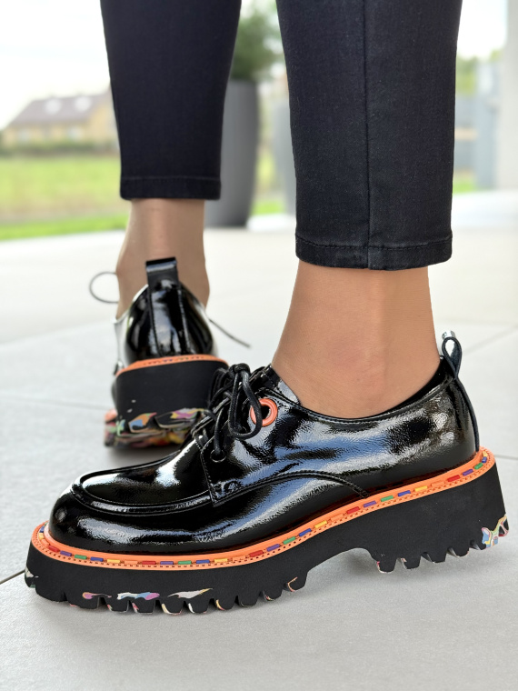 Damskie półbuty ze skóry naturalnej z kolorową podeszwą