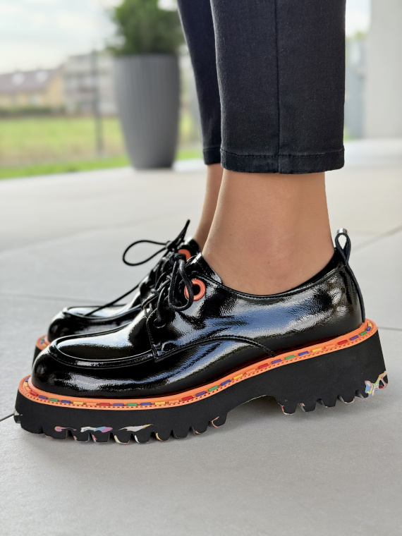 Damskie półbuty ze skóry naturalnej z kolorową podeszwą