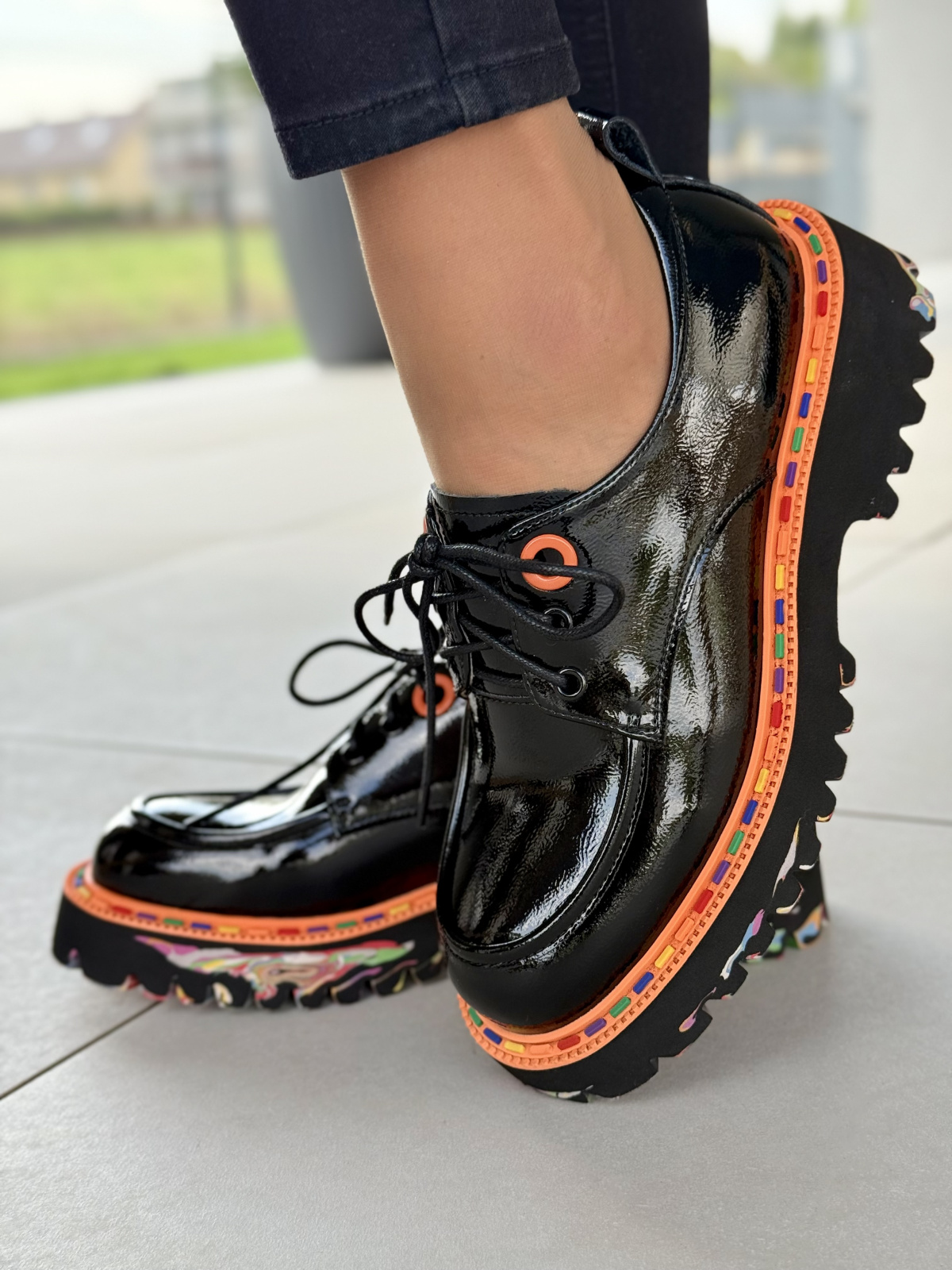 Damskie półbuty ze skóry naturalnej z kolorową podeszwą