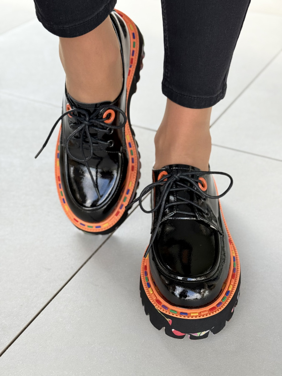 Damskie półbuty ze skóry naturalnej z kolorową podeszwą