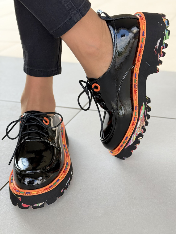 Damskie półbuty ze skóry naturalnej z kolorową podeszwą