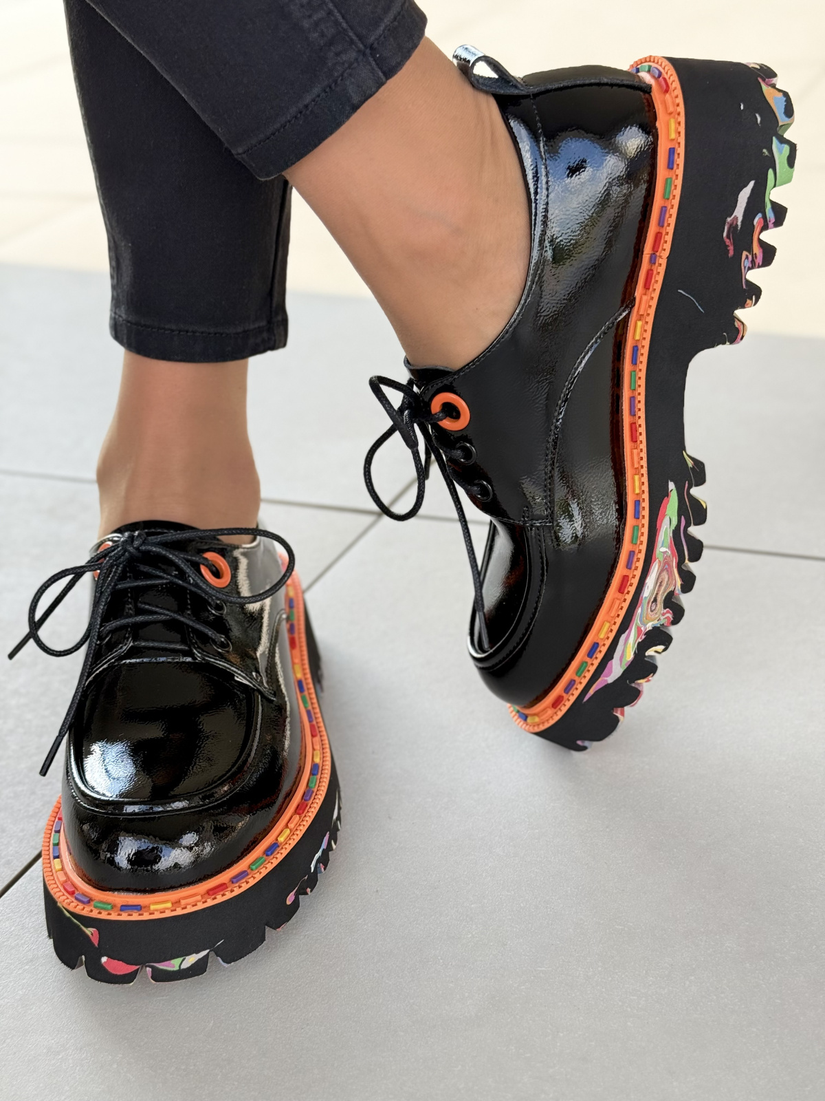 Damskie półbuty ze skóry naturalnej z kolorową podeszwą