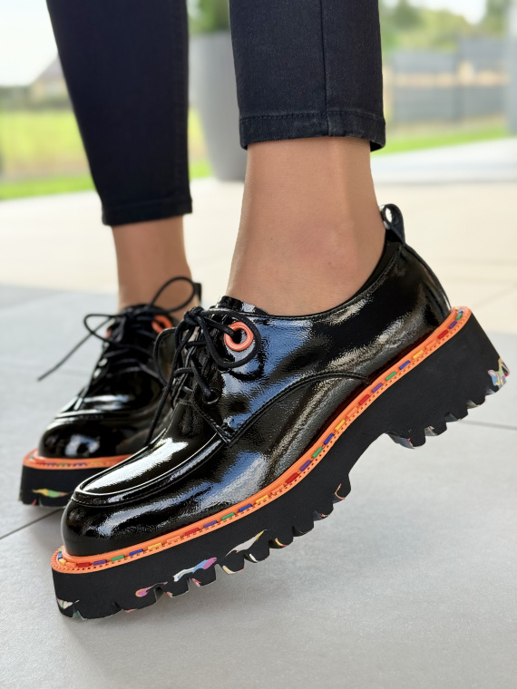 Damskie półbuty ze skóry naturalnej z kolorową podeszwą