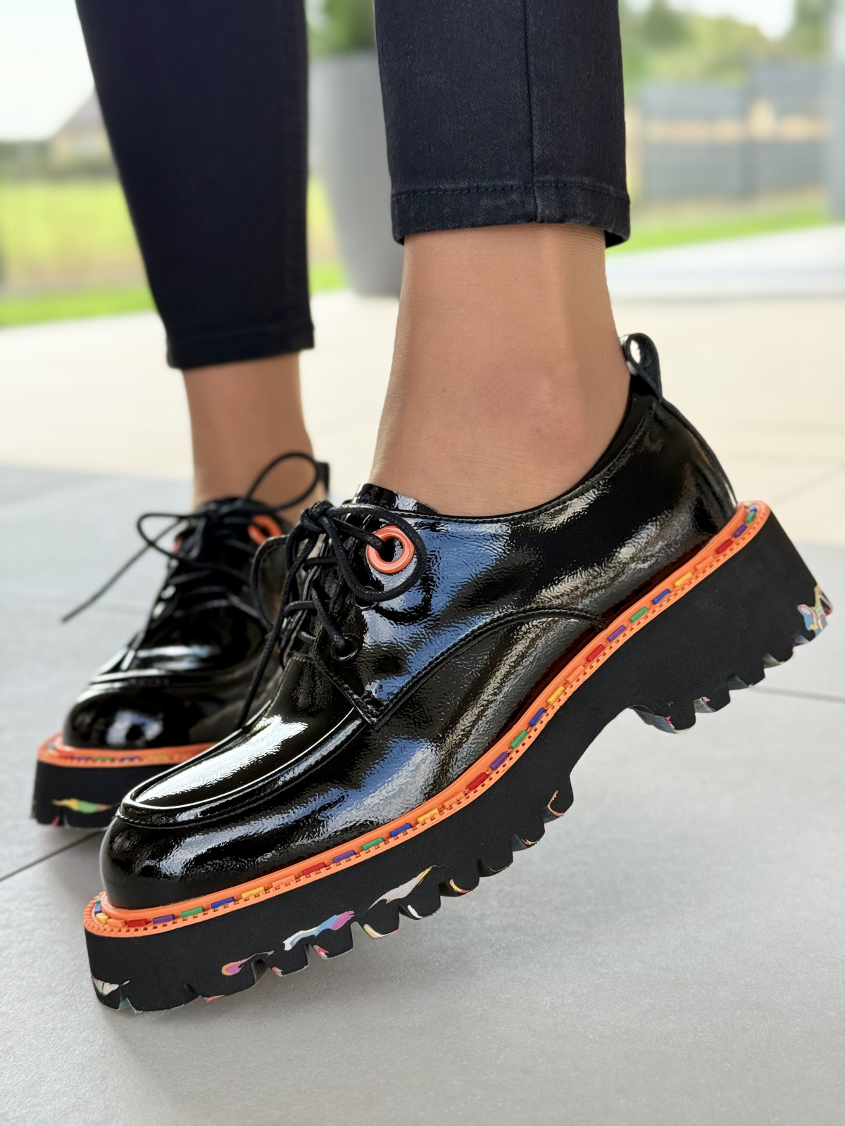 Damskie półbuty ze skóry naturalnej z kolorową podeszwą