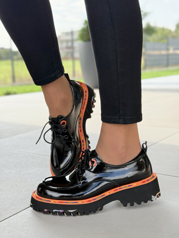 Damskie półbuty ze skóry naturalnej z kolorową podeszwą