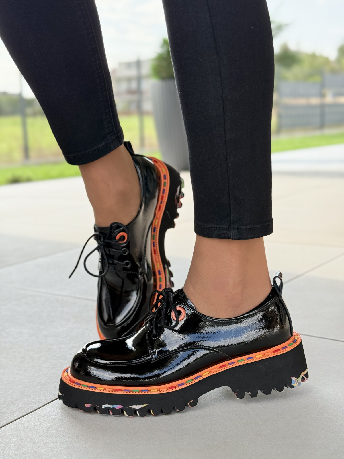 Damskie półbuty ze skóry naturalnej z kolorową podeszwą