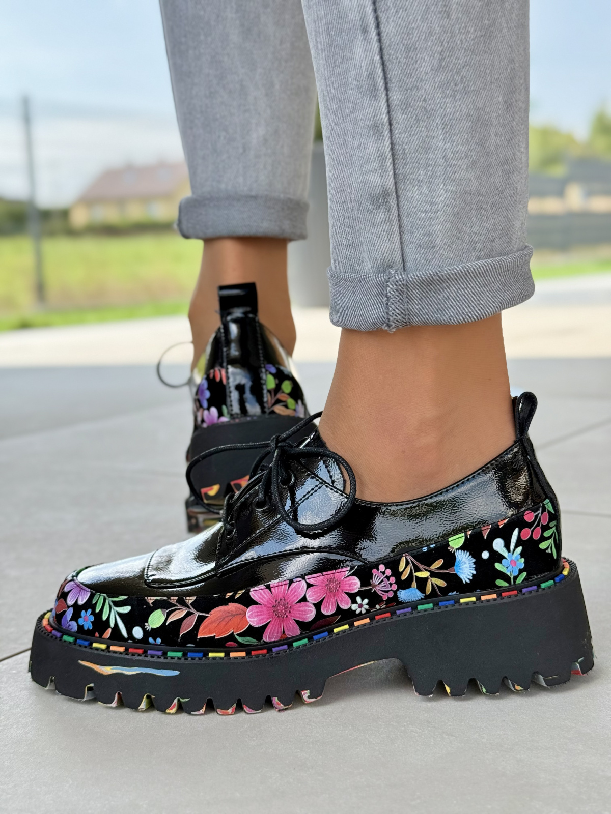 Ekskluzywne traperki skórzane z kwiatowym akcentem