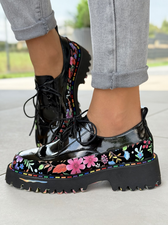 Ekskluzywne traperki skórzane z kwiatowym akcentem