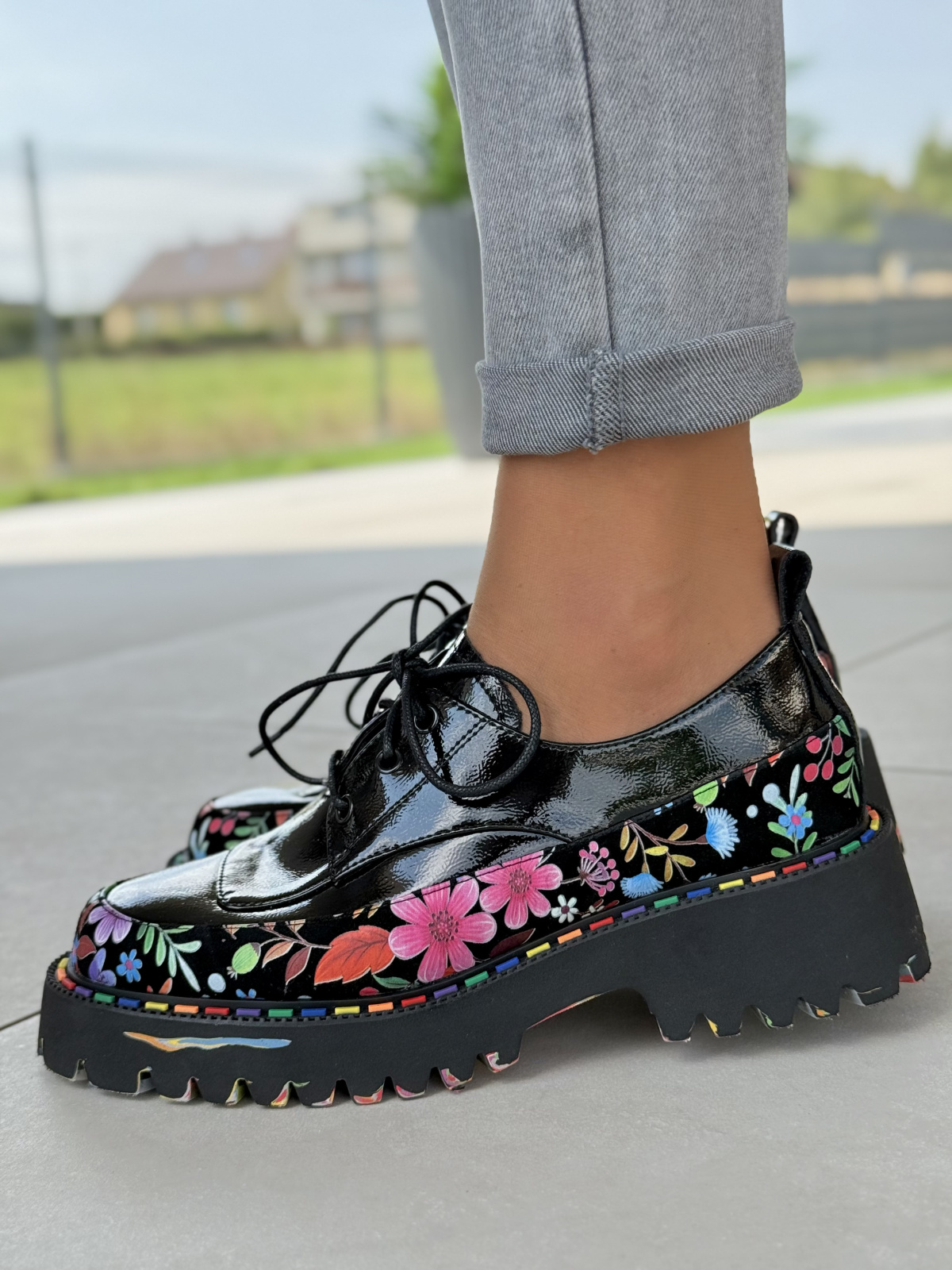 Ekskluzywne traperki skórzane z kwiatowym akcentem