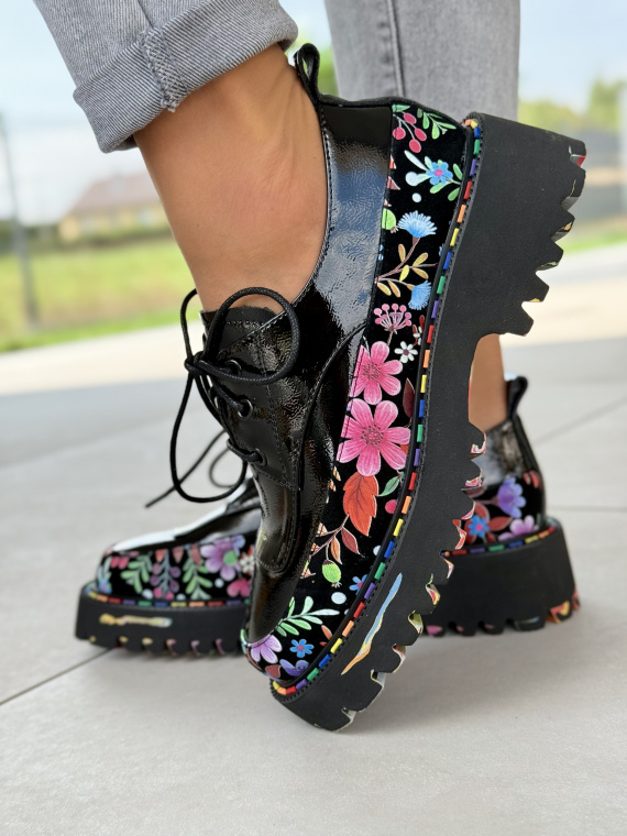 Ekskluzywne traperki skórzane z kwiatowym akcentem