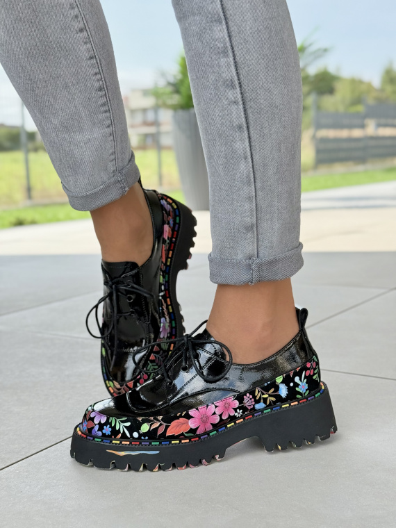 Ekskluzywne traperki skórzane z kwiatowym akcentem