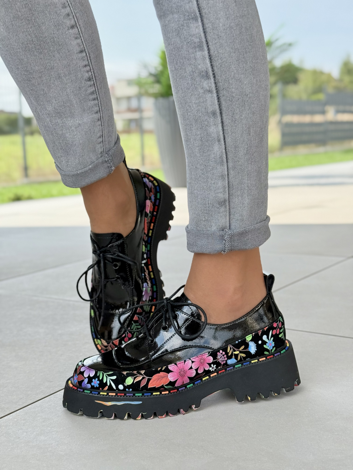 Ekskluzywne traperki skórzane z kwiatowym akcentem