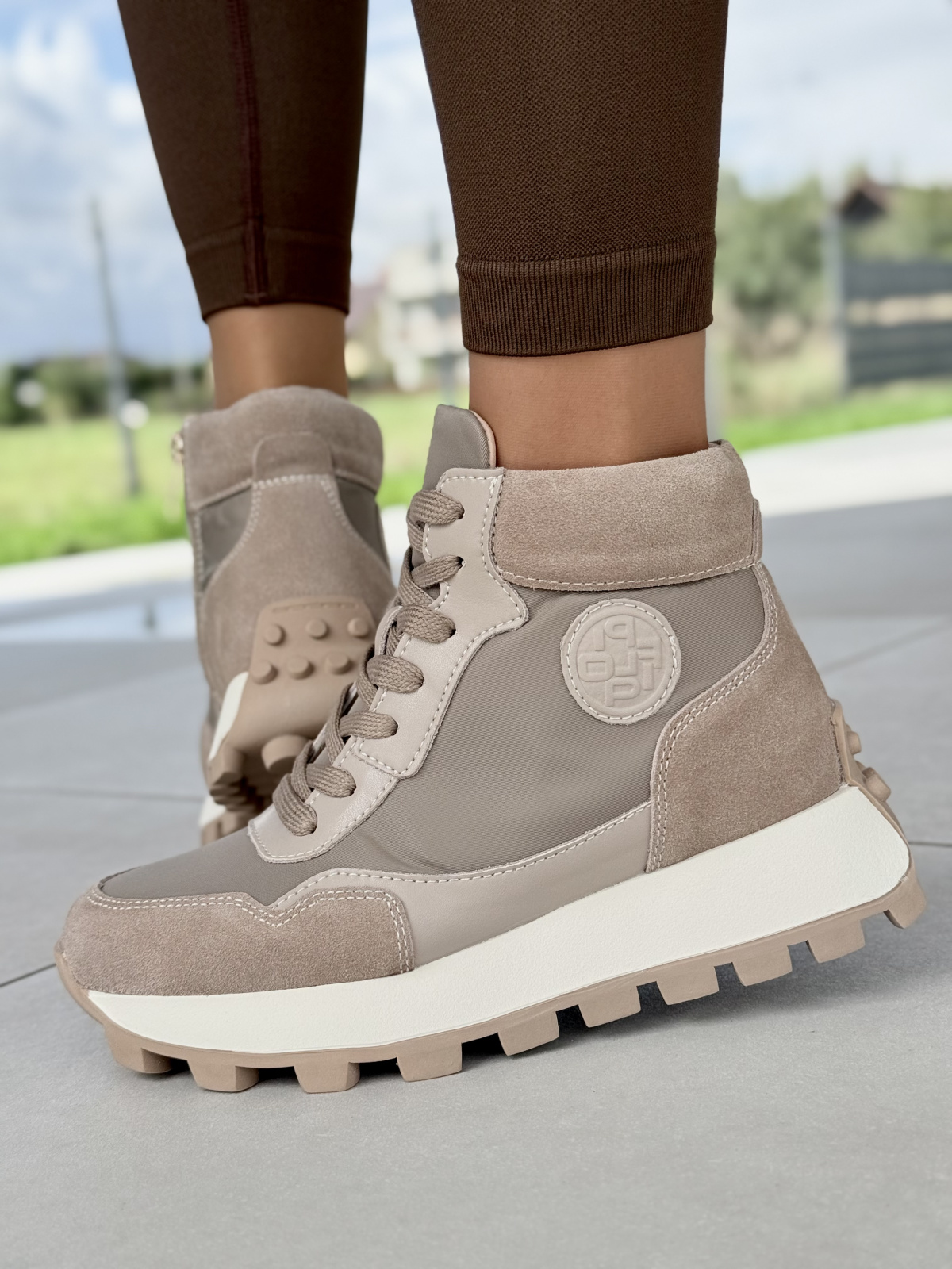 Sneakersy z Naturalnej Skóry – Styl, Jakość, Wygoda