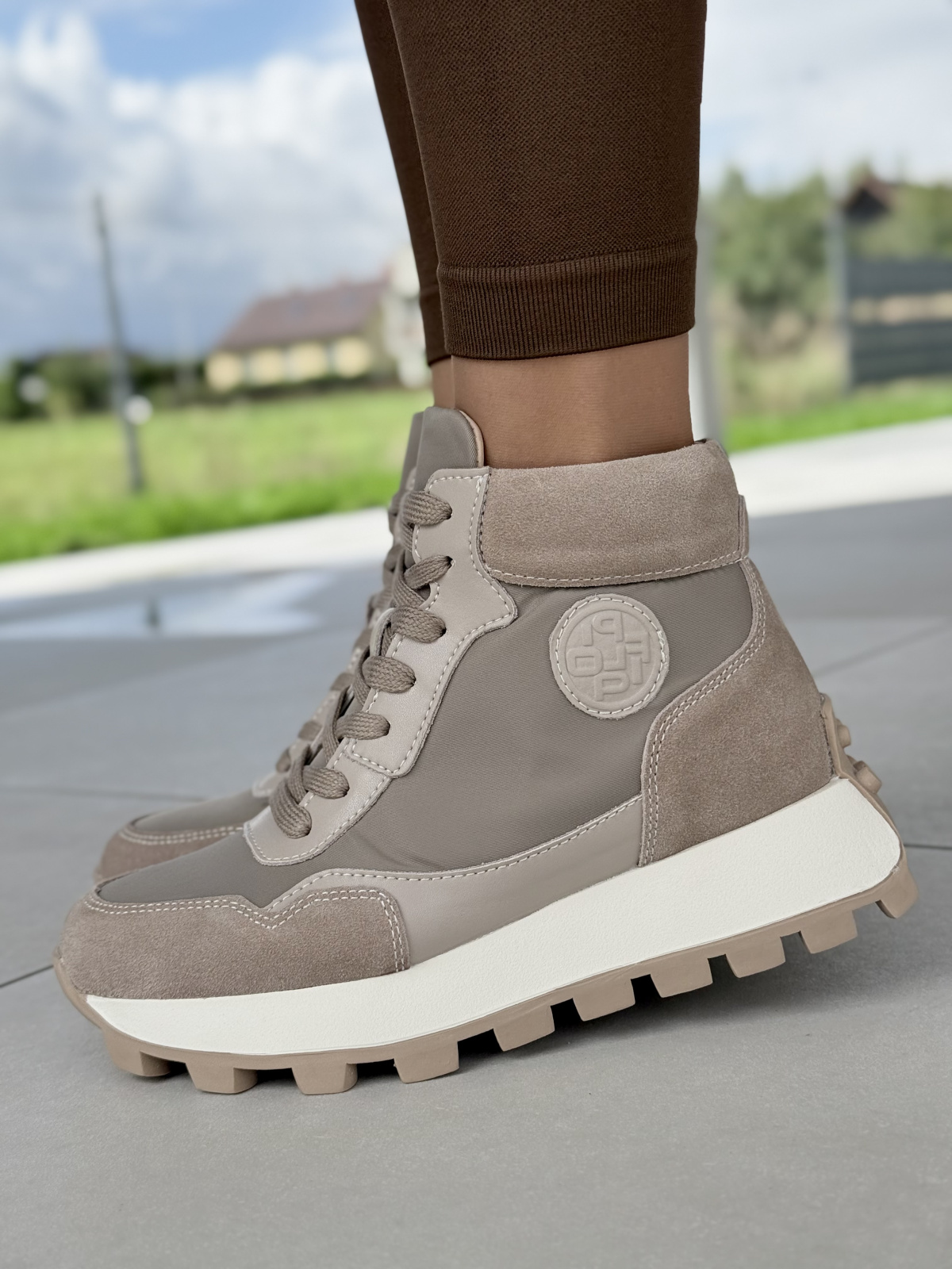 Sneakersy z Naturalnej Skóry – Styl, Jakość, Wygoda