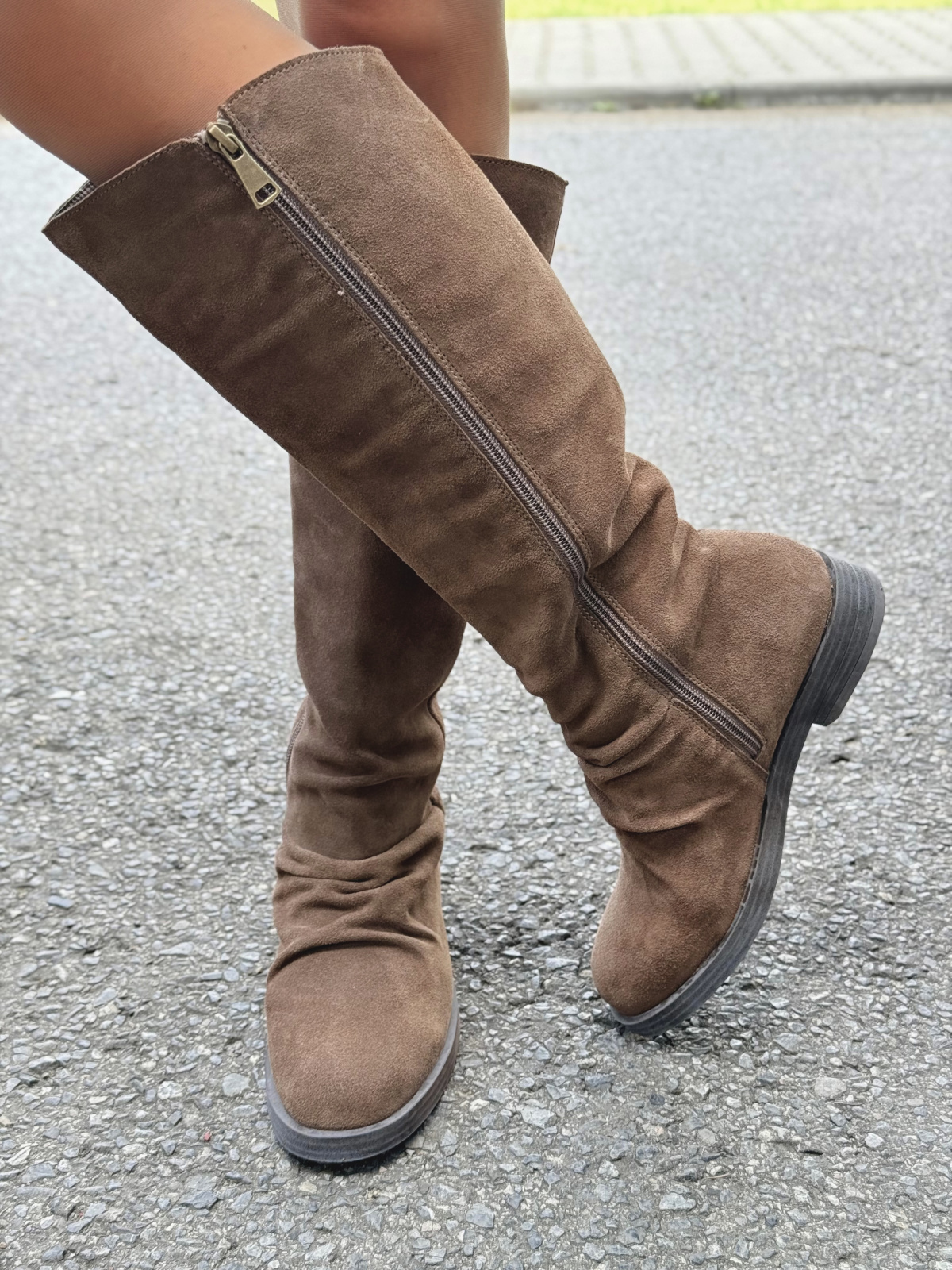 Kozaki z naturalnej skóry – elegancja i wygoda w jednym